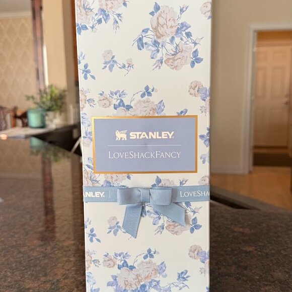 Stanley x LoveShackFancy All Day Slim Bottle - Everblooming Rosettes - Picture 3 of 3